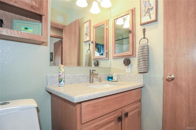 2324 Manzanita Lane, Big Bear CA: https://media.crmls.org/mediaz/4f8e5c89-480d-44e7-a923-28ad5007c93a.jpg