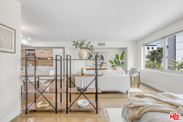 901 S Flower Street, Los Angeles CA: https://media.crmls.org/mediaz/4f8f6f99-4368-4899-a55d-2c99ef918f5a.jpg