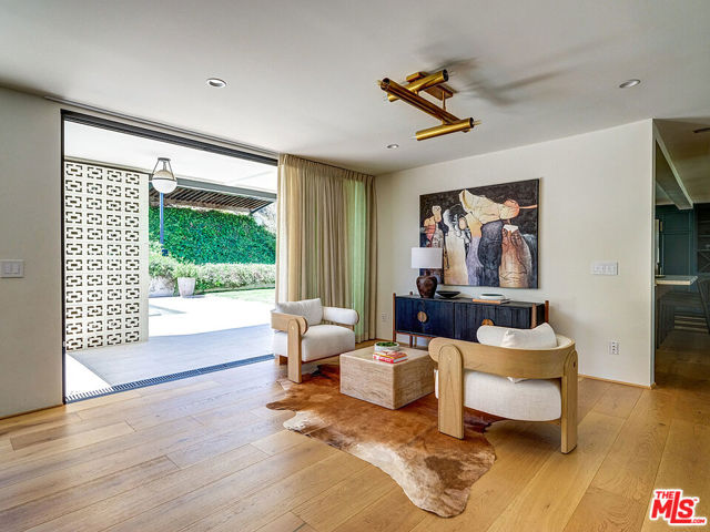 8674 Edwin Drive, Los Angeles CA: https://media.crmls.org/mediaz/4f8ff828-a72c-44bd-8b0d-38885829768b.jpg