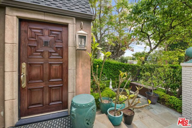 9053 Elevado Street, West Hollywood CA: https://media.crmls.org/mediaz/4f902249-6a18-4284-b3c0-67d9d44afc49.jpg