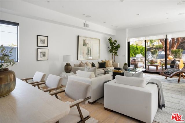 616 N FULLER Avenue, Los Angeles CA: https://media.crmls.org/mediaz/4f90469c-4e34-4087-9f4a-95f64f861bfe.jpg