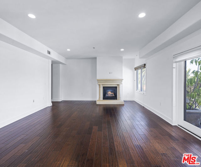 155 N Hamilton Drive, Beverly Hills CA: https://media.crmls.org/mediaz/4f90b2c5-3bb1-4d2d-8b2b-54ea4873e776.jpg