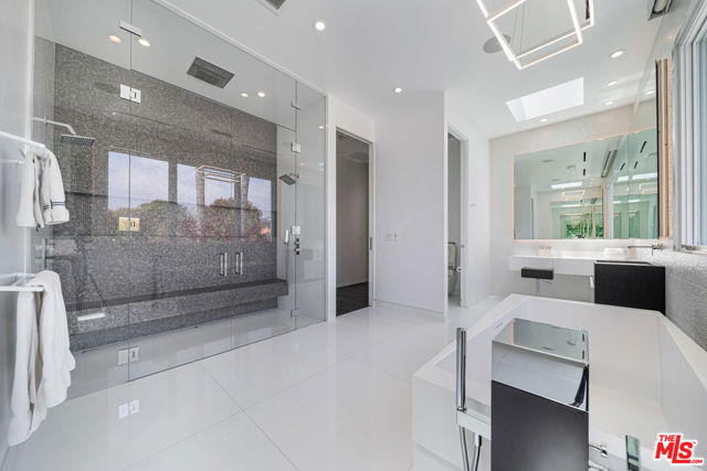 511 N Rexford Drive, Beverly Hills CA: https://media.crmls.org/mediaz/4f90babc-efef-41e0-bd70-131ab4fb07cb.jpg