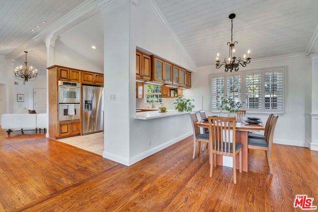 6001 Oakdale Avenue, Woodland Hills CA: https://media.crmls.org/mediaz/4f90bf19-1944-4a7f-ba92-d214eb993352.jpg