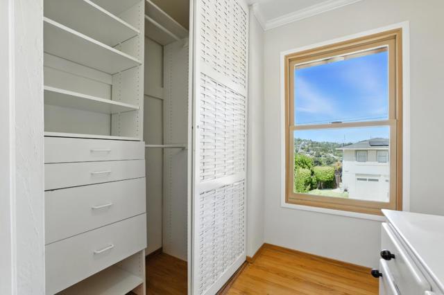 1627 El Verano Way, Belmont CA: https://media.crmls.org/mediaz/4f90ca03-9c95-4a35-bada-daa561f10ea2.jpg
