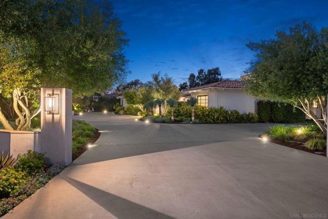 5986 Greensview Ct, Rancho Santa Fe CA: https://media.crmls.org/mediaz/4f90d340-3b4a-42d6-be70-16e74c8b27e2.jpg