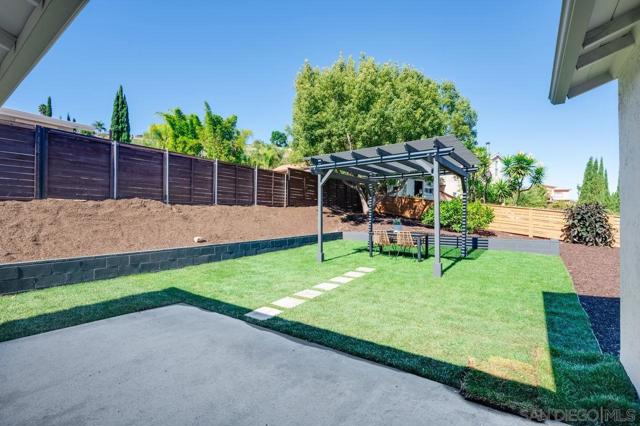 11384 Almazon St, San Diego CA: https://media.crmls.org/mediaz/4f92987e-3114-401a-a348-8dd2f6c61bda.jpg