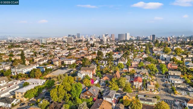 1232 E 20Th St, Oakland CA: https://media.crmls.org/mediaz/4f942b30-f0b3-4ad9-a50f-35d4d51f50dd.jpg