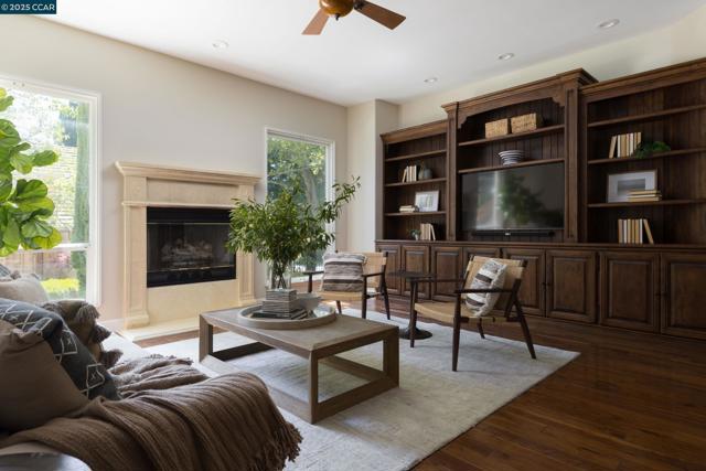 5427 Blackhawk Dr, Danville CA: https://media.crmls.org/mediaz/4f950e7d-54f3-4693-bca9-10f4b6494550.jpg