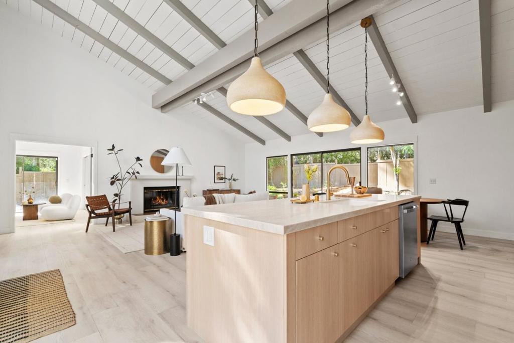 https://media.crmls.org/mediaz/4f952087-222b-4625-8550-4c2118ad1f6d.jpg?preset=X-Large