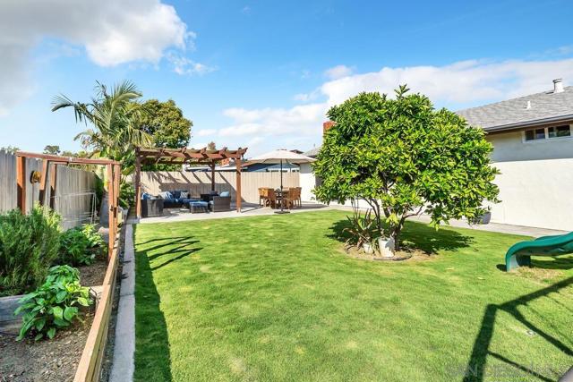 3978 Shenandoah Dr, Oceanside CA: https://media.crmls.org/mediaz/4f964ff3-e054-4582-9d1f-4eb7c5bbab28.jpg