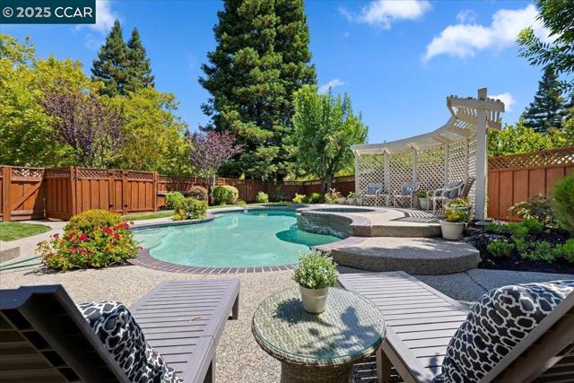 4101 Fox Creek Ct, Danville CA: https://media.crmls.org/mediaz/4f968d75-cc4f-43e4-bfa5-a1e15e71750f.jpg