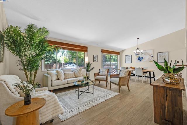 5375 Sandra Way, Livermore CA: https://media.crmls.org/mediaz/4f96fd5a-3c4a-4dbe-a740-72c712179d16.jpg