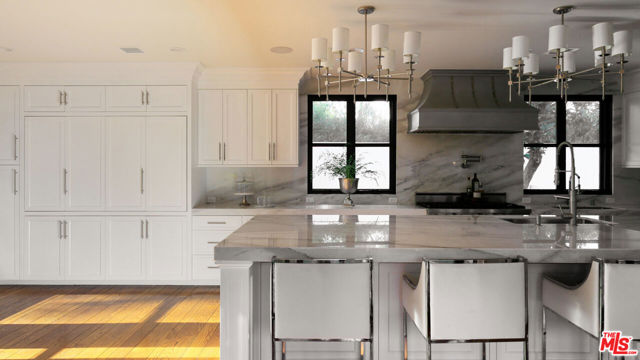 18625 Wells Drive, Tarzana CA: https://media.crmls.org/mediaz/4f9715f4-aa69-42f5-85c8-35548c69f419.jpg