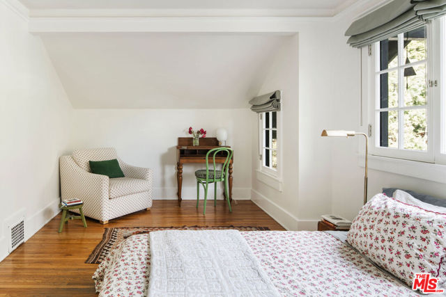 1741 Golden Gate Avenue, Los Angeles CA: https://media.crmls.org/mediaz/4f979190-1b3b-4f7c-80cd-1da4dfef5ad9.jpg