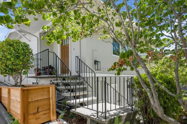 3914 Laguna Ave, Oakland CA: https://media.crmls.org/mediaz/4f990995-e7c9-4fc0-8d93-2f51af637b9c.jpg