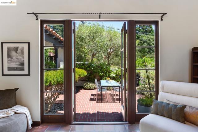2583 Buena Vista Way, Berkeley CA: https://media.crmls.org/mediaz/4f9910ff-17e2-432c-95b5-03ad1fed8d59.jpg