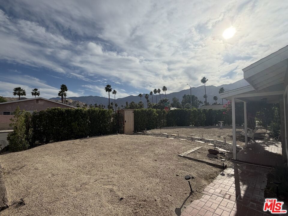 https://media.crmls.org/mediaz/4f99cece-da02-4032-82a9-020e2a263f4d.jpg?preset=X-Large