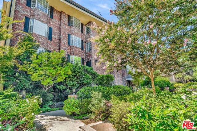 14106 Dickens Street, Sherman Oaks CA: https://media.crmls.org/mediaz/4f9b8f8b-7860-4cdf-be36-ff7cc85ff096.jpg