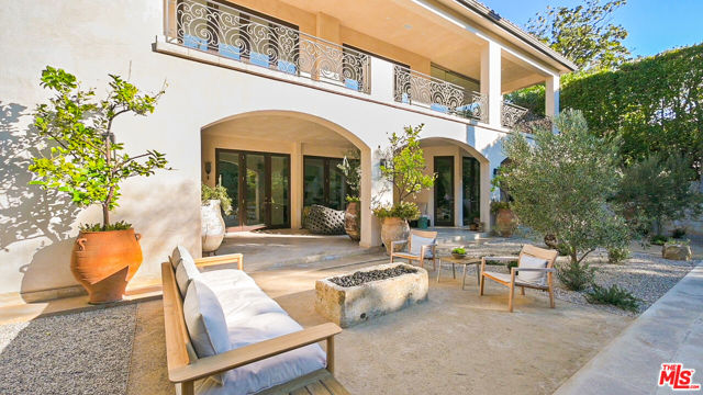 623 N ALTA Drive, Beverly Hills CA: https://media.crmls.org/mediaz/4f9c2e79-492c-4ea0-aca5-ec33b86a3451.jpg