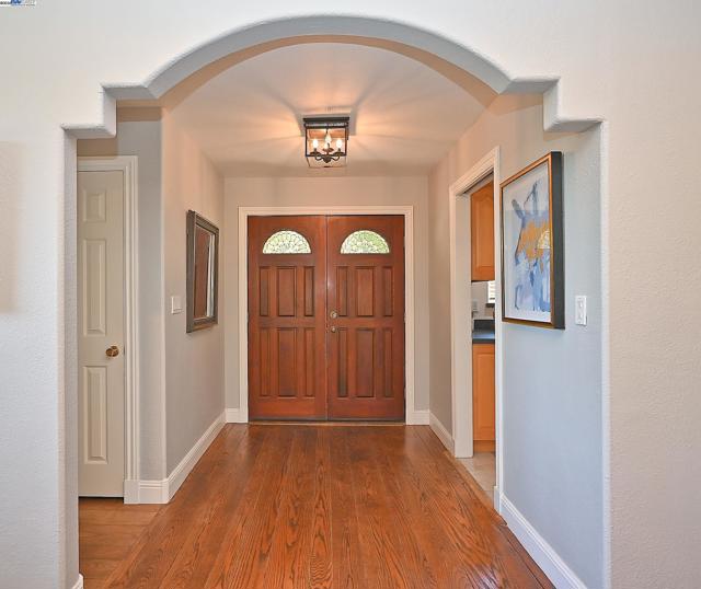 38 Saint Stephens Dr., Orinda CA: https://media.crmls.org/mediaz/4f9c38f2-77a8-44cd-9308-197a4c4731ab.jpg