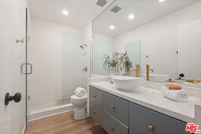 9323 Marina Pacifica Drive, Long Beach CA: https://media.crmls.org/mediaz/4f9c601f-67ac-4b2d-85e3-39b186a81f4e.jpg