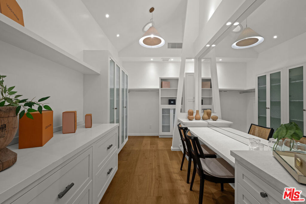 https://media.crmls.org/mediaz/4f9d3a87-b4d6-4631-99f5-0917864d156e.jpg?preset=X-Large