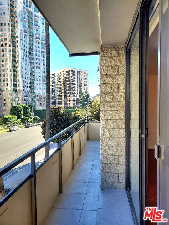 10535 Wilshire Boulevard, Los Angeles CA: https://media.crmls.org/mediaz/4f9db56f-bb6a-49df-a66f-958751881eb6.jpg