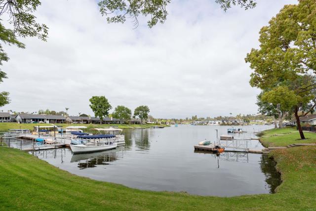 1564 Via Brisa Del Lago, San Marcos CA: https://media.crmls.org/mediaz/4f9e4754-50d2-48e4-9343-04c1ae313f22.jpg