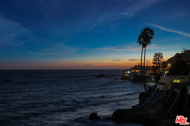 19640 Pacific Coast Highway, Malibu CA: https://media.crmls.org/mediaz/4f9e4a59-a92c-4f8c-ae88-080b7777ded7.jpg