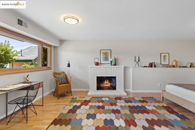 11718 Cranford Way, Oakland CA: https://media.crmls.org/mediaz/4f9e8977-1013-447c-86cb-5e9de6d6b536.jpg