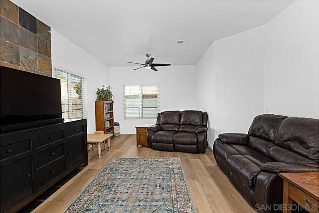 560 Deep Dell Rd, San Diego CA: https://media.crmls.org/mediaz/4f9f830e-7903-4086-8321-4e693cad787a.jpg