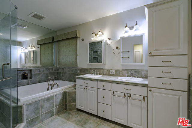 2250 Betty Lane, Beverly Hills CA: https://media.crmls.org/mediaz/4f9f8408-58d8-45aa-b633-46af8ccaa10b.jpg