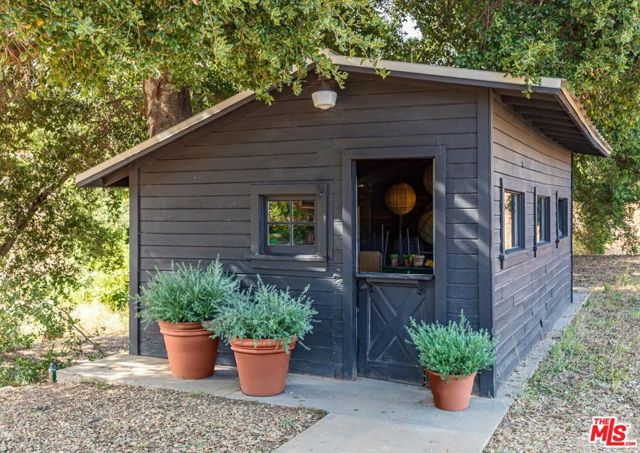 10999 Ojai Santa Paula Road, Ojai CA: https://media.crmls.org/mediaz/4fa0b426-99ef-4b59-bfb1-55172fa15679.jpg