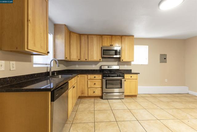 535 34th Street, Richmond CA: https://media.crmls.org/mediaz/4fa0e60a-e56d-43d3-9e94-b2edb0dfa82d.jpg