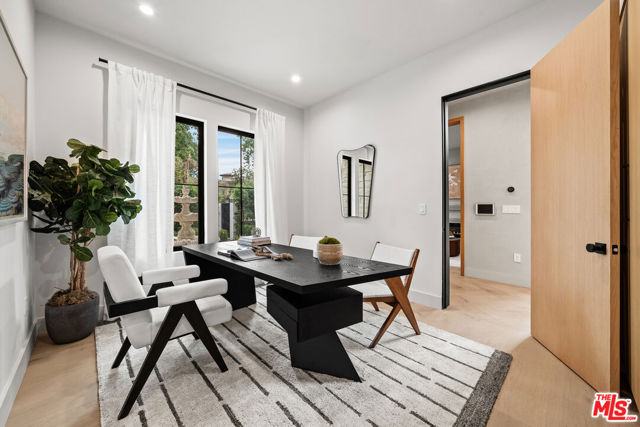 11317 Valley Spring Lane, Studio City CA: https://media.crmls.org/mediaz/4fa1c7af-babd-4141-afdd-2e46d073c1cc.jpg