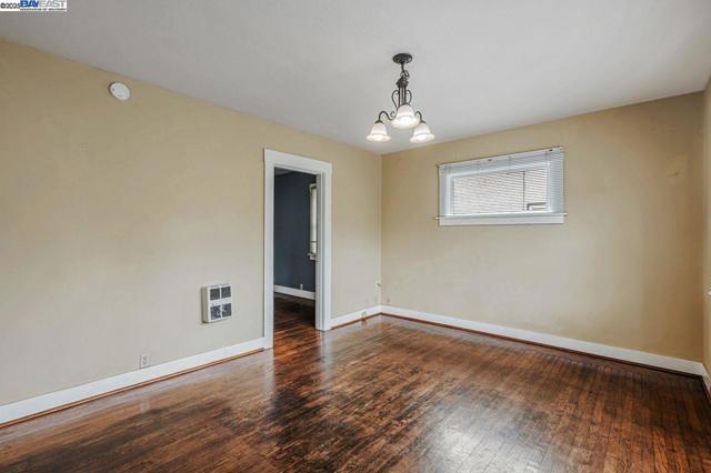 1560 Lincoln Ave #B, Alameda CA: https://media.crmls.org/mediaz/4fa357ac-bbc1-41b8-a16e-98ec7485cdcb.jpg
