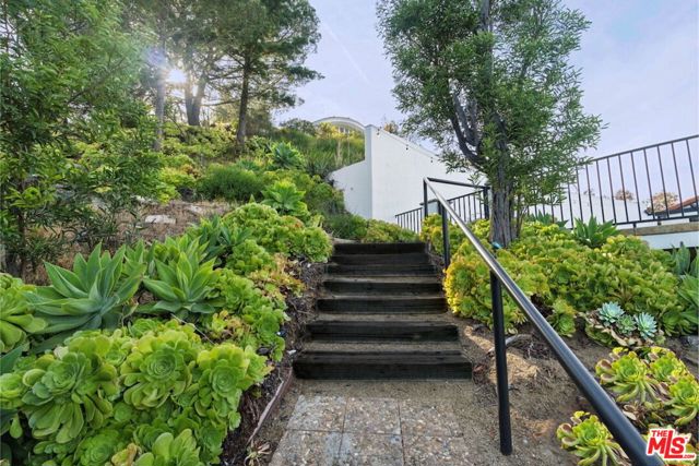 8171 Tianna Road, Los Angeles CA: https://media.crmls.org/mediaz/4fa40767-8f3a-47f6-be37-74d3b0c01c67.jpg
