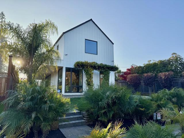 16 Hillview Avenue, Redwood City CA: https://media.crmls.org/mediaz/4fa5aced-3d13-47e1-9aef-3b25896d2ba1.jpg