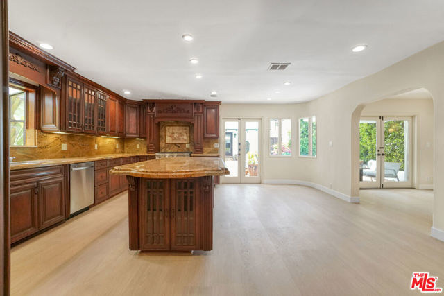 209 N Doheny Drive, Beverly Hills CA: https://media.crmls.org/mediaz/4fa72505-b12f-4d13-95d3-c770ae4f3cbb.jpg