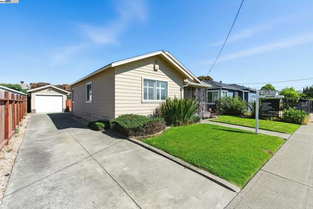 923 90Th Ave, Oakland CA: https://media.crmls.org/mediaz/4fa7a7fd-1854-4b94-b54a-9e2dc6a733db.jpg