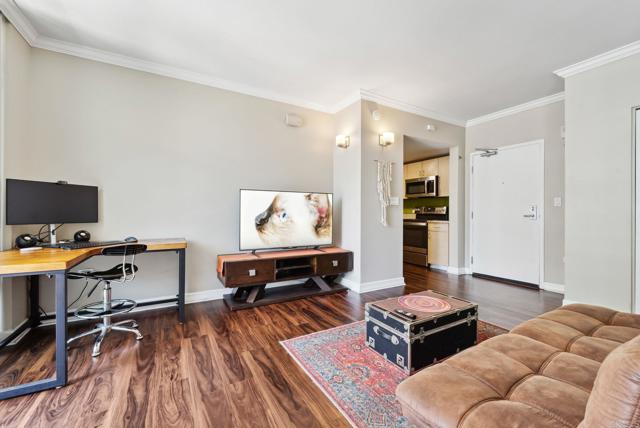 425 W Beech Street, San Diego CA: https://media.crmls.org/mediaz/4fa88226-1129-4234-afc1-464a645793a8.jpg