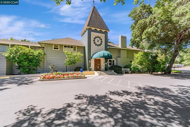 2900 Tice Creek Dr, Walnut Creek CA: https://media.crmls.org/mediaz/4fa94752-f5c6-4474-a7bb-4a5c4640aa74.jpg