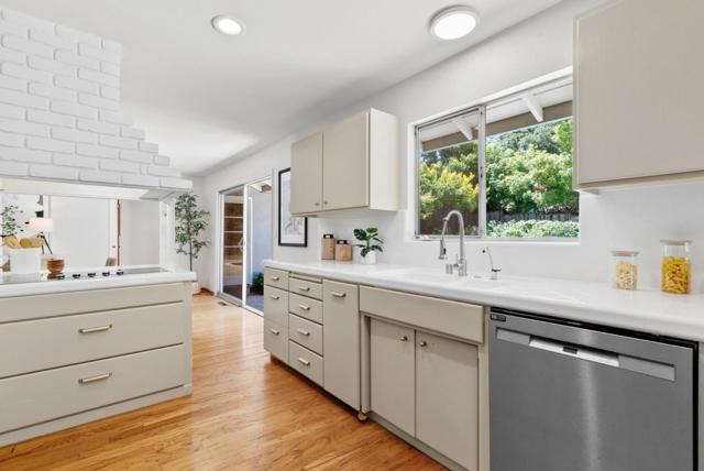 2050 Wooded Glen Drive, Los Altos CA: https://media.crmls.org/mediaz/4fa95203-2e1a-4a19-a3c4-d5fe0c1dfa75.jpg