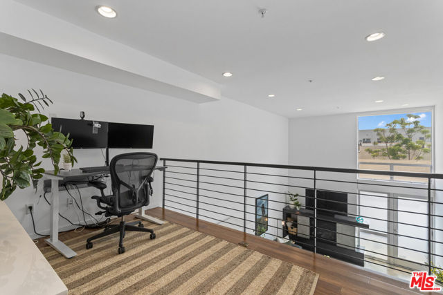 333 S Wilton Place, Los Angeles CA: https://media.crmls.org/mediaz/4fa98190-43a7-4fd5-99a3-490b4572b455.jpg