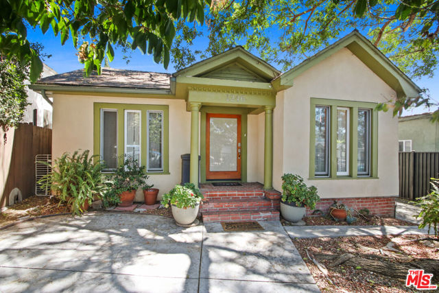 1246 N Genesee Avenue, West Hollywood CA: https://media.crmls.org/mediaz/4fa9f81d-f0dd-47dd-8f2e-8a6ff116695c.jpg