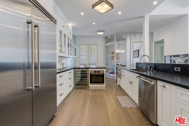 10100 Empyrean Way, Los Angeles CA: https://media.crmls.org/mediaz/4faa73fa-1ffa-431f-b7a3-9f365e067f87.jpg