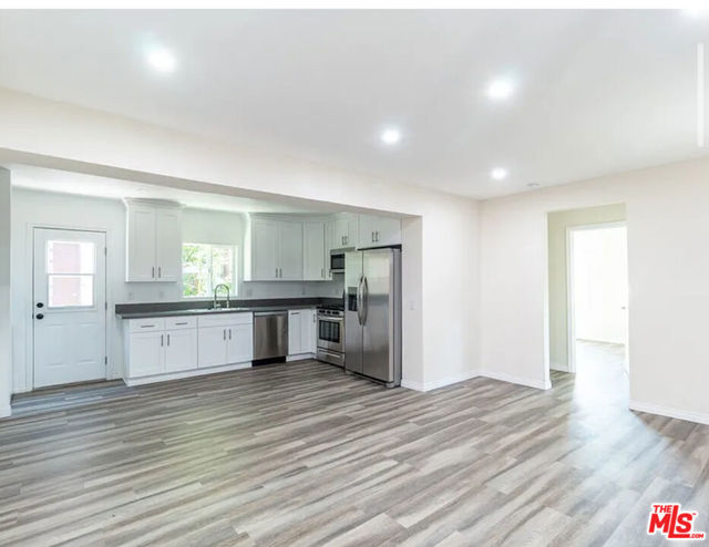 11629 1/2 Gateway Boulevard, West Los Angeles CA: https://media.crmls.org/mediaz/4fab2006-2f61-4dde-8091-dcd71c4ae9d0.jpg