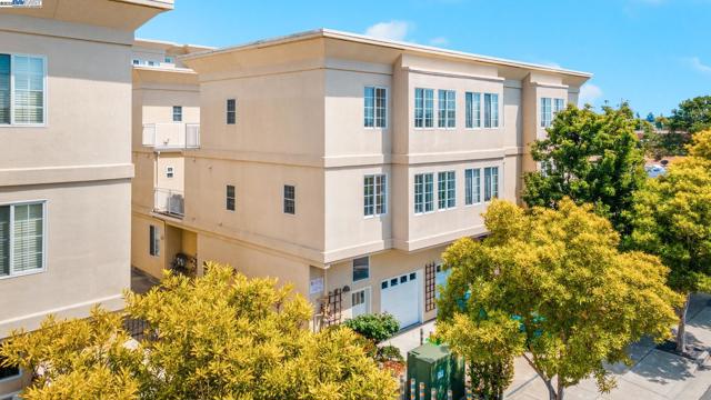 913 Adams, Albany CA: https://media.crmls.org/mediaz/4fac8bd0-b868-4ed9-bafe-6b3c179e4675.jpg