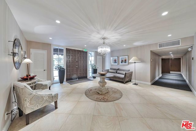 5870 Green Valley Circle, Culver City CA: https://media.crmls.org/mediaz/4fad4b6a-8336-4585-8801-251b13644e33.jpg